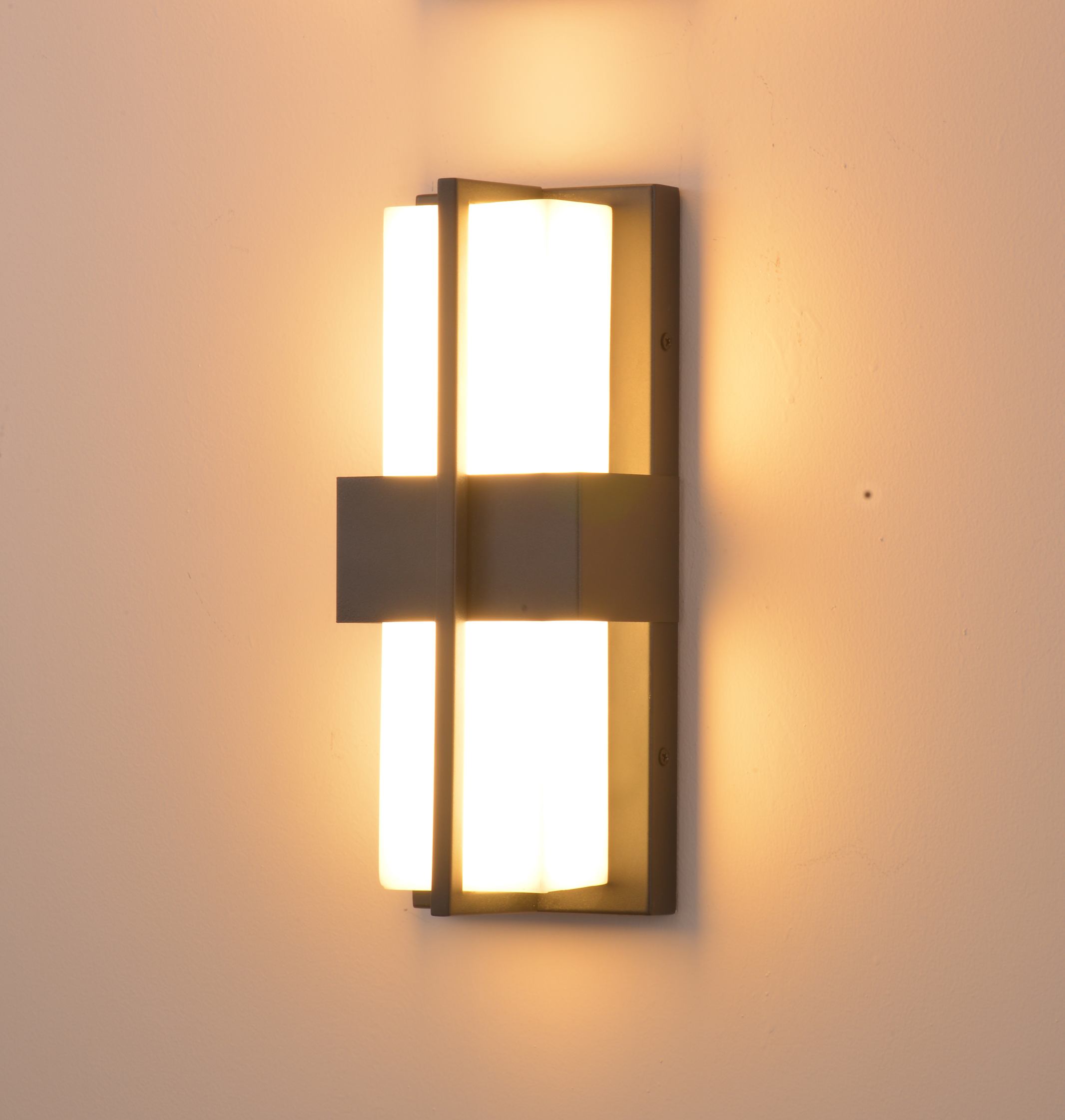 Moderné geometrické kovové nástenné svietidlo